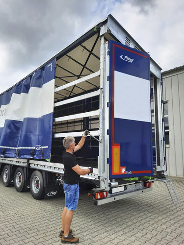 Semirremolque con lona - Fliegl Fahrzeugbau GmbH - plataforma / para obras / para equipamiento industrial