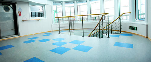 Revestimiento de suelo de vinilo - STREAMO SEACROSSER - Gerflor - adhesivo / resistente a los productos químicos / de baja emisión de COV