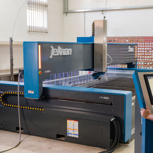 máquina de corte con chorro de agua abrasivo - Jekran Ltd.
