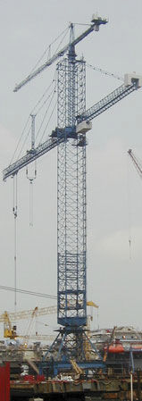 Grúa en riel - Favelle Favco - de brazo amantillable / torre / para astillero naval