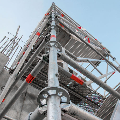 Torre de andamio fijo - MTT - MEVA Schalungs-Systeme - de fachada / modular / con escalera