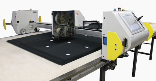 Etiquetadora totalmente automática - SLS3 - Eastman Machine Company - para aplicación en la parte superior del producto / para aplicaciones de impresión y de colocación de etiquetas / para la industria textil