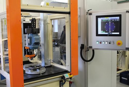 Máquina equilibradora vertical - AVS. 3 - Labortech s.r.o. - dinámico / neumático / para disco de freno