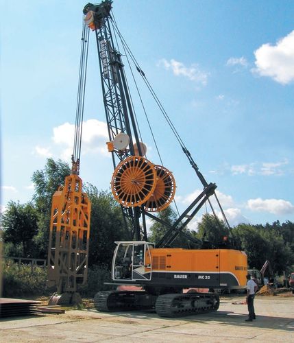 Grúa con orugas - MC 32 - BAUER Maschinen GmbH - de mástil / de elevación / hidráulica