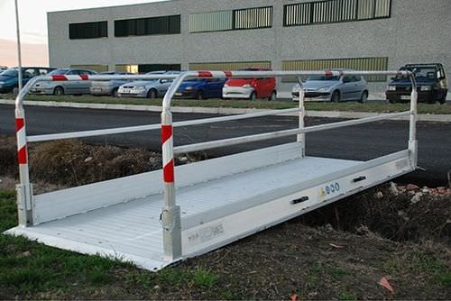 Pasarela peatonal de aluminio - 1 000 - 6 000 mm, 400 - 5 500 kg - C.L.M
