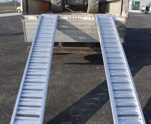 Rampa de carga de aluminio - 2 500 - 4 500 mm, 1 300 - 12 173 kg - C.L.M