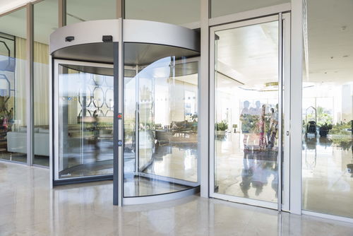 Puerta giratoria - PUERTAS FERROFLEX SL - pivotante / de aluminio / de vidrio