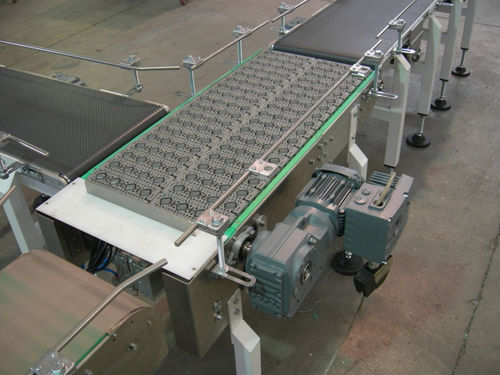 Transportador con cadena - M.H. Material Handling S.p.A - de banda / con ruedecillas / horizontal