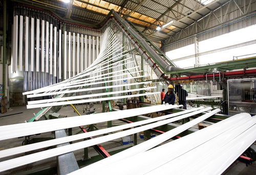 Línea de empolvado vertical - 1.000 tons - SAT S.p.A. (Surface Aluminium Technologies)