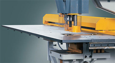 Mesa de posicionamiento lineal - Kingsland Engineering - motorizada / de un eje