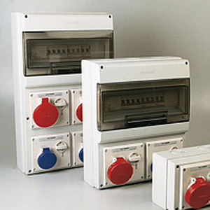 Caja eléctrica equipada - DOMINO series - SCAME PARRE S.p.A. - de plástico / para rack para distribución eléctrica / con toma de corriente