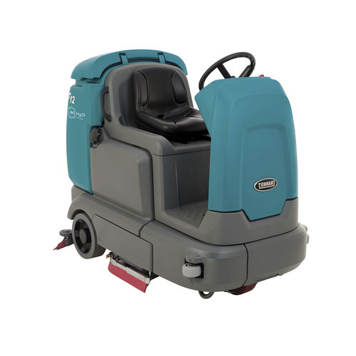 Fregadora con operador a bordo - T12 - Tennant - alimentada por batería / compacta