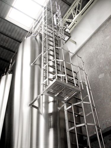 Escalera de acero inoxidable - VLS Technologies - fija / de crinolina / para plataforma