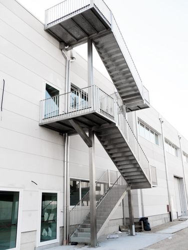 Escalera fija de exterior - VLS Technologies - de acero inoxidable / modular / con peldaño antideslizante