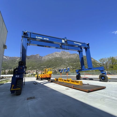 Carretilla elevadora de tipo straddle (horcaja) para vigas prefabricadas de hormigón - IL35GC-90°RC - INDUSTRIAL LIFT - con neumáticos