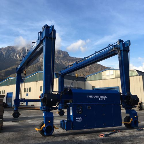Carretilla elevadora de tipo straddle (horcaja) con neumáticos - IL20GC-90°RC - INDUSTRIAL LIFT