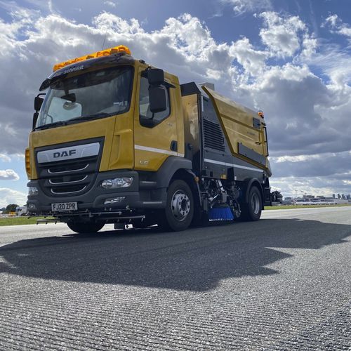 Barredora montada en camión - AS 660 - Aebi Schmidt Holding AG  - diésel / para pista de aeropuerto