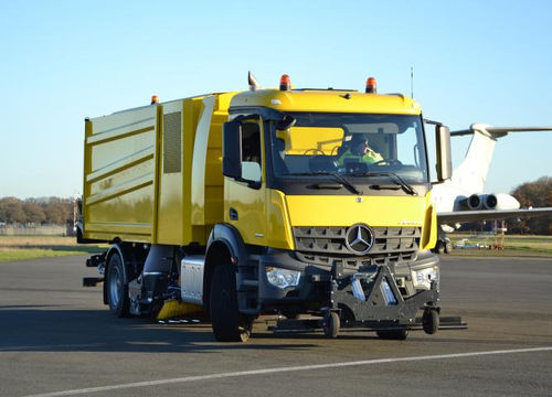 Barredora montada en camión - MaxPowa V95t aero - Bucher Municipal AG - con motor de combustión / para pista de aeropuerto / de polvo