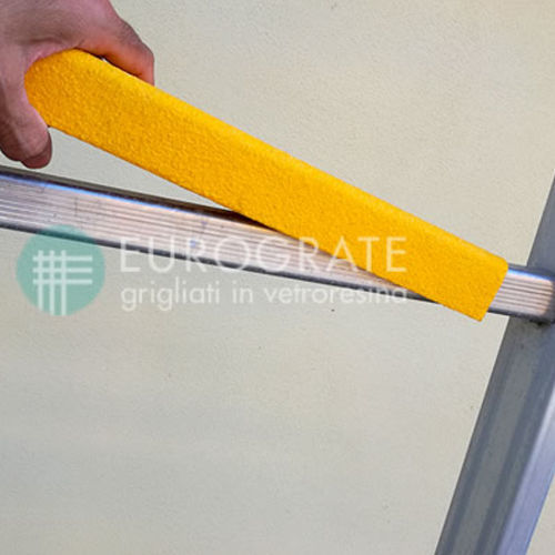 Revestimiento de suelo de cemento - EUROGRATE GRP GRATING AND PROFILES - madera / de cuarzo / antideslizante