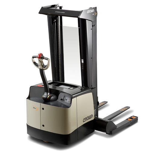 Apiladora con largueros de retención - SH 5500 series - CROWN - eléctrica / con operador a pie / 24 V