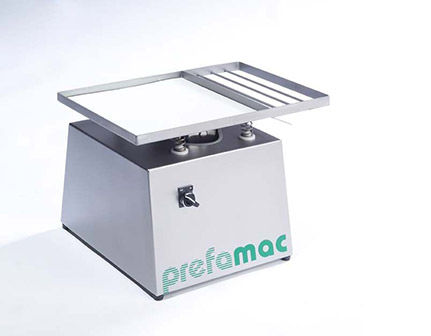 Mesa vibratoria para la industria agroalimentaria - Prefamac Chocolate Machines N.V. - para moldes / de acero inoxidable