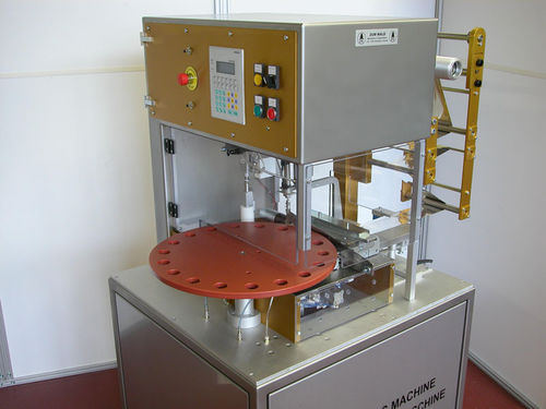 Máquina de embalaje semiautomática - wm30rtn - ZUM WALD Maschinen- & Apparatebau - de film plegado / de líquidos / para papel