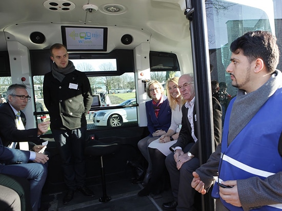 Pasajeros dentro de un autobús de lanzadera driverless de WEpod.