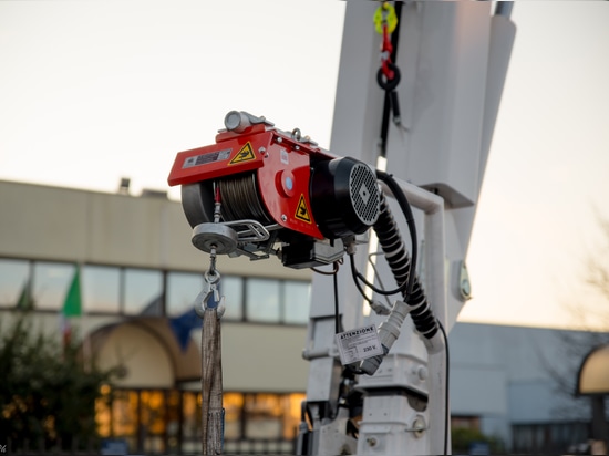 Cabrestante eléctrico en la cesta para los modelos XTJ con 150 kg de capacidad máxima de elevación: ¡Los ascensores de araña de Palazzani son cada vez más versátiles!