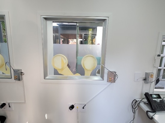 Intercomunicador de ventana bidireccional KNDJ-1 instalado en la casa médica de la Cruz Roja