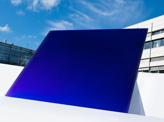 Colores reales: Paneles solares para mejorar los exteriores de los edificios