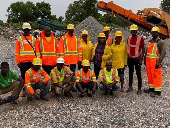 AUMENTO DE LA EFICIENCIA CON UNA SEGUNDA TRITURADORA ROCKSTER EN TROPIC MINING & QUARRY EN BURKINA FASO