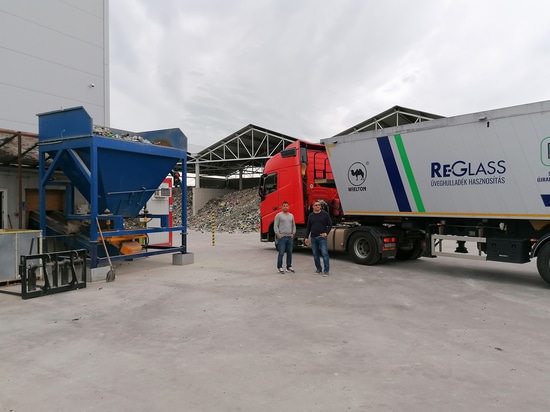 La superficie pavimentada de aproximadamente 3.500 metros cuadrados de RE-Glass ofrece espacio suficiente para responder a los retos de la industria húngara del reciclado de vidrio