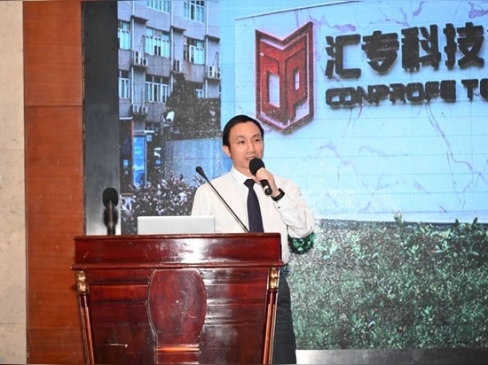 El Sr. Johnson Yan (Presidente de Conprofe Technology Group Co., Ltd.) pronuncia el discurso de apertura