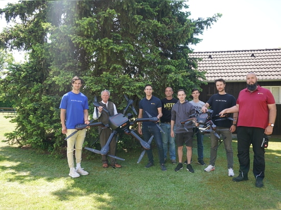 El equipo de Acecore con su CEO Jorrit Linders (primero por la izquierda) y el CEO de RIEGL Dr. Riegl (segundo por la izquierda) con el equipo de RIEGL UAV en la entrega de los drones en Horn.