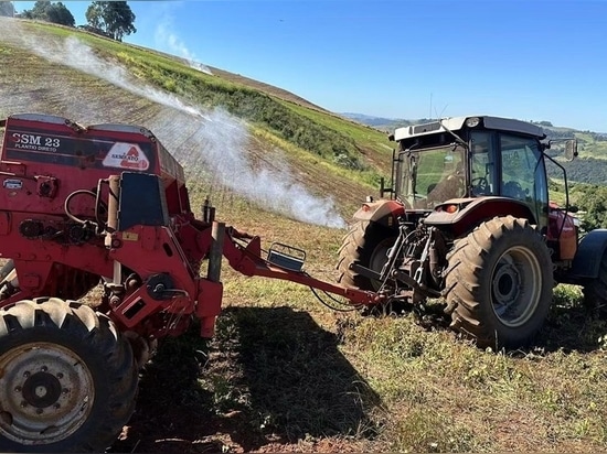 Un agricultor trabajando en la ladera de un campo