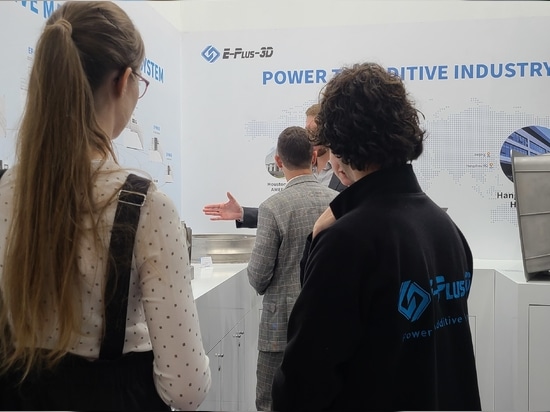 la multitud en el stand de Eplus3D en Formnext2023