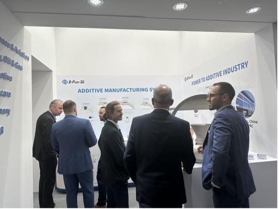 la multitud en el stand de Eplus3D en Formnext2023