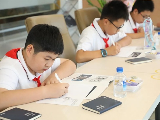 Maravilloso viaje juvenil Mundo mágico del moldeo por inyección - Actividades de práctica social de la escuela primaria Xuelin del distrito de Qiantang