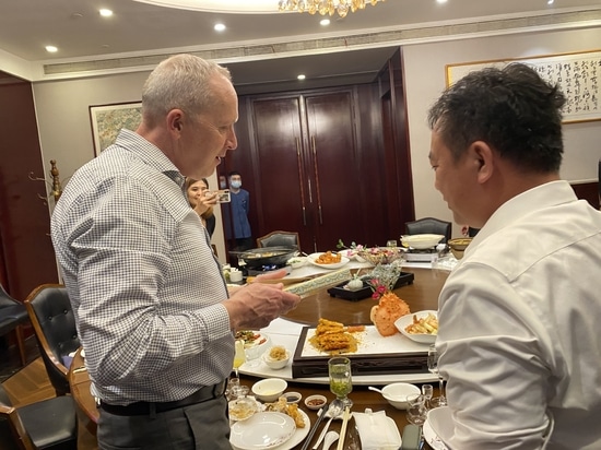 Al final de la cena, Marc dando regalos a JONO.