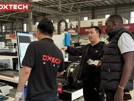 Un cliente keniano visita DXTECH y compra una máquina de corte por láser de chapa FL 3KW