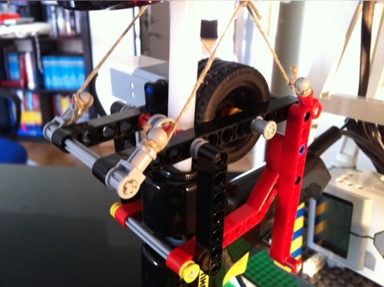 El fabricante crea una impresora de Lego 3D usando Lego EV3 Mindstorms y el arma de pegamento