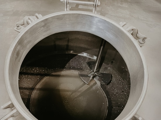 Procesos seguros en la producción de cartón ondulado:  Control preciso del almacenamiento de cola con tecnología de sensores UWT