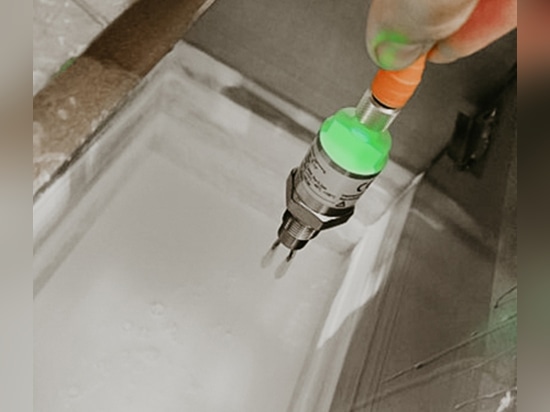 Vibranivo® VN 7130 durante las pruebas de aplicación para la detección del nivel límite en la cola