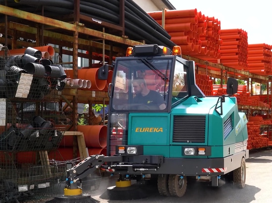 Barrer el polvo de los patios de maniobras es el mayor reto de limpieza para un almacén de materiales de construcción.