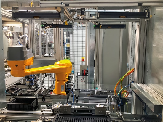 Cuatro Bar Lights LBHP modulares ayudan al robot a realizar tareas de "pick & place" en la producción de estatores