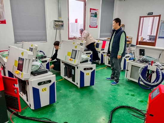 La máquina de soldadura láser manual de España ha sido depurada con éxito y está lista para su envío