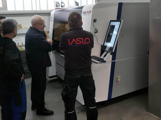 Máquina de corte por láser de fibra de alta precisión y pequeño tamaño SUNTOP en Alemania