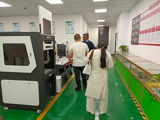 Clientes turcos inspeccionan nuestros equipos láser y analizan nuevas oportunidades de colaboración