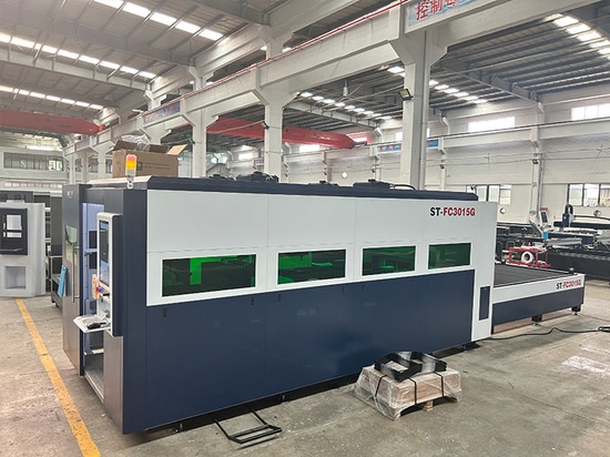 La máquina de corte por láser de 6KW para un cliente de Indonesia se somete a depuración y pruebas antes de la entrega