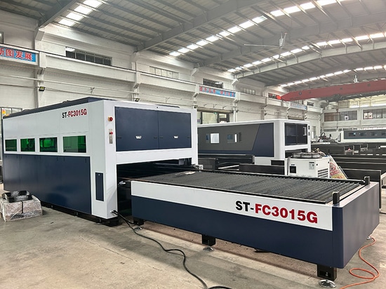 La máquina de corte por láser de 6KW para un cliente de Indonesia se somete a depuración y pruebas antes de la entrega
